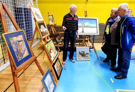 Člani Likovne sekcije in skupina ročnih del Rožce so v športni dvorani pripravili razstavo slik, vezenih, rezbarskih in rokodelskih del
